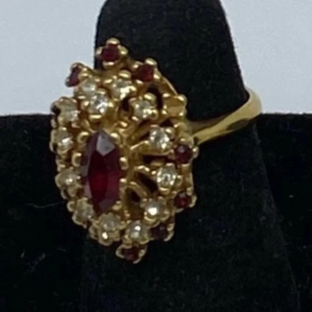 Elegant Gold and Red Gemstone VINTAGE Ring